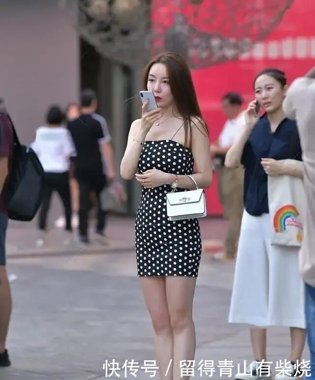不修身又如何?“波点裙”以另类穿搭,点燃了大家的激情!