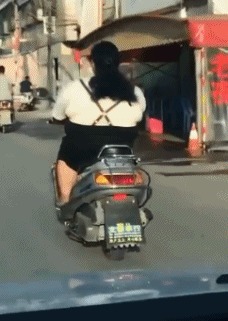 |搞笑GIF:千万别惹女司机,疯起来连自己车都砸!