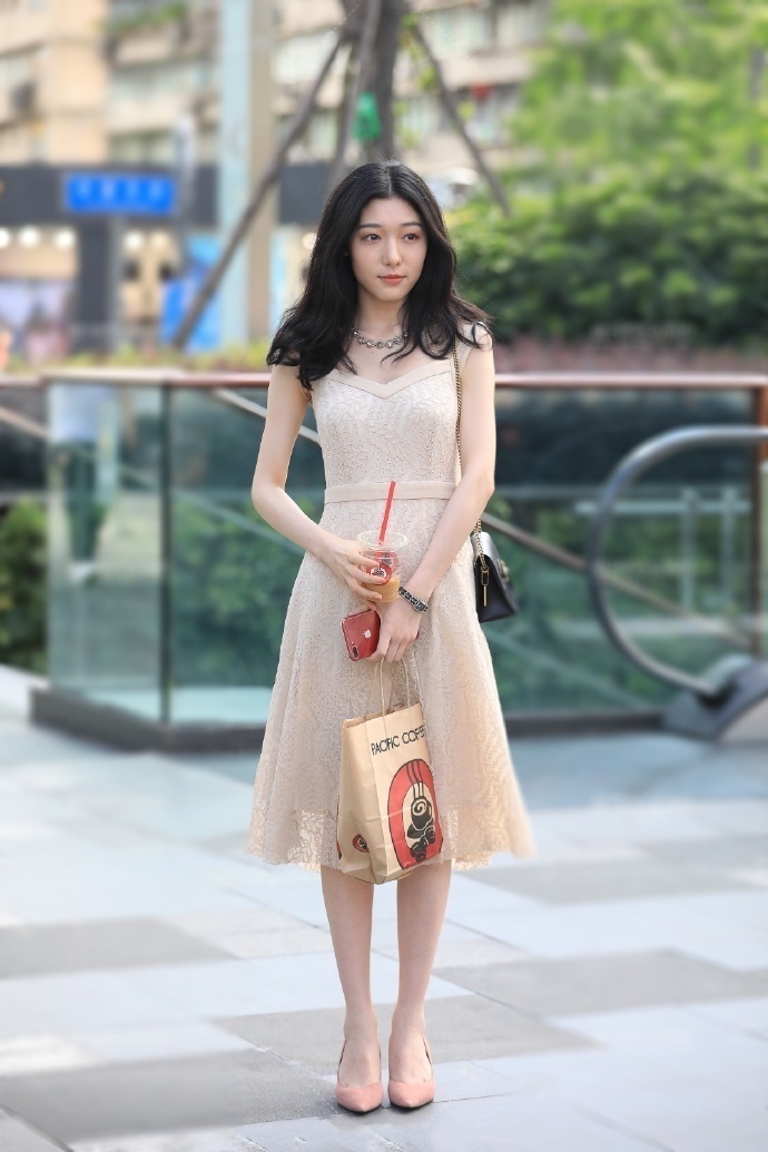 街拍美女身穿露肩连衣裙，身材好到让人嫉妒，不喜欢不行！