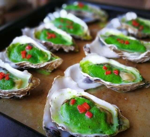 奶油|菠菜烤生蚝,个头肥美,海鲜味十足,好吃到爆