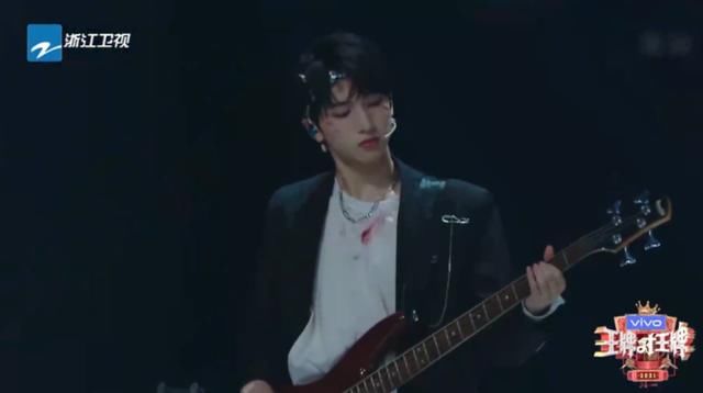 王牌综艺强捧小鲜肉，张靓颖镜头一剪没，汪苏泷带伤录制成背景板