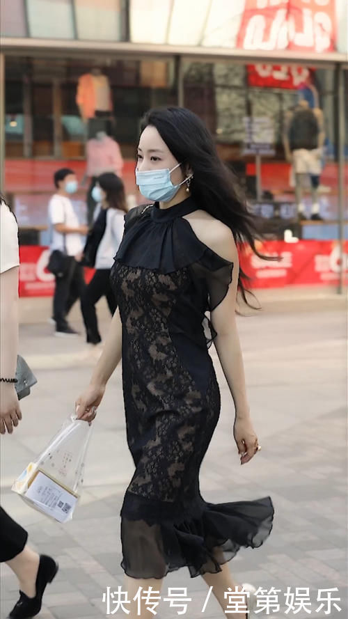 秘籍|街拍中年美女的穿搭秘籍,黑色挂脖蕾丝长裙,展现无尽女人味