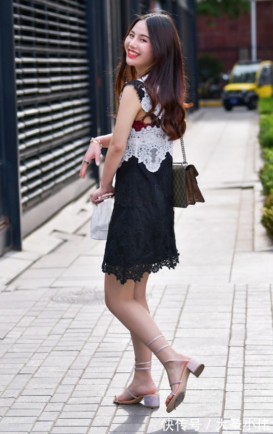街拍|美女街拍:爱笑的小姐姐,一身蕾丝裙,尽显甜美可人