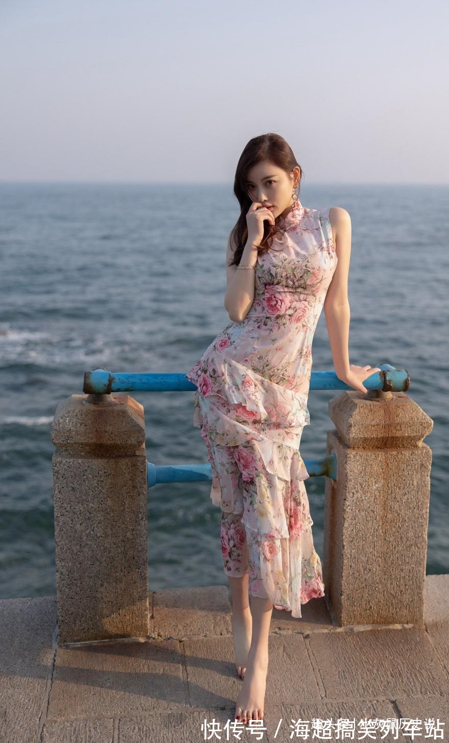 连衣裙 改良版的旗袍连衣裙,用吸睛的印花点缀裙身,优雅范十足