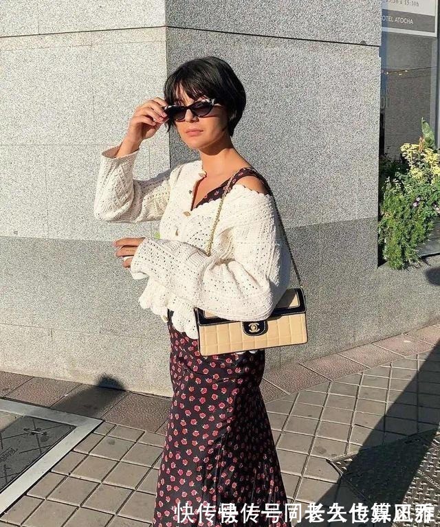 仙女们 入秋后短裙“失宠”了!今秋流行“奶奶裙”,不冷不热正好穿!