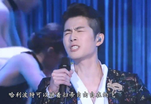 6台跨年名场面：主持人翻车、唱歌跑调，周深邓丽君跨时空同台