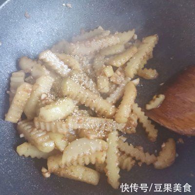 饭店大厨说漏嘴的秘密，香辣孜然土豆条这样做才好吃