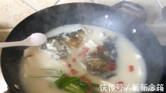 鱼汤颜色白不白，什么时候加水很重要！这时候加，浓白鲜美沒腥味