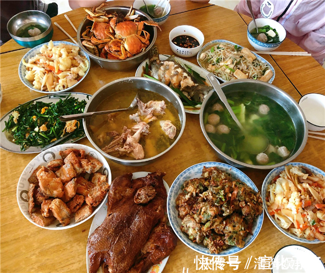 香煎带鱼|三代同堂给外婆过生日,老妈特意下厨,有荤有素,大家都吃嗨了!