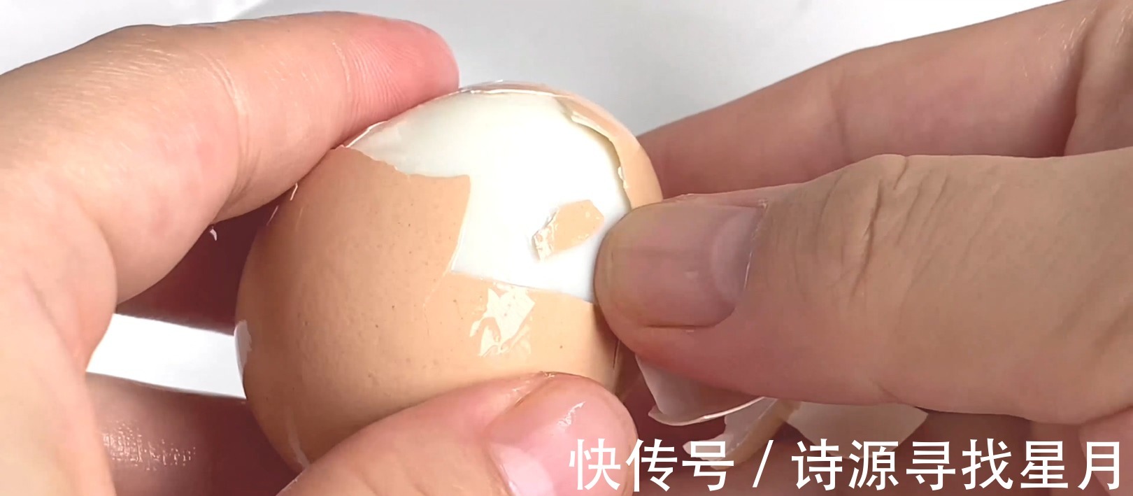 鸡蛋别再用水煮了，保姆教你新方法，只需1分钟，鸡蛋鲜嫩不粘壳！