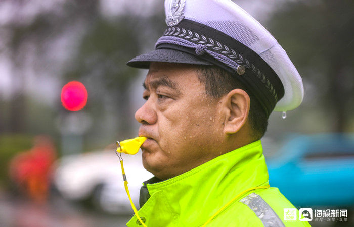 撑起道路安全“保护伞”东营交警风雨中坚守一线|组图| 道路