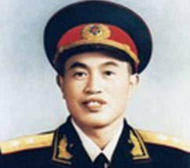 国民党追|敌我双方累的睡在一起,手榴弹当闹钟,近代行军史上的奇迹!