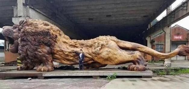 当年雕刻东方雄狮的男子,富商出300万被他拒绝,如今被迫砸手里