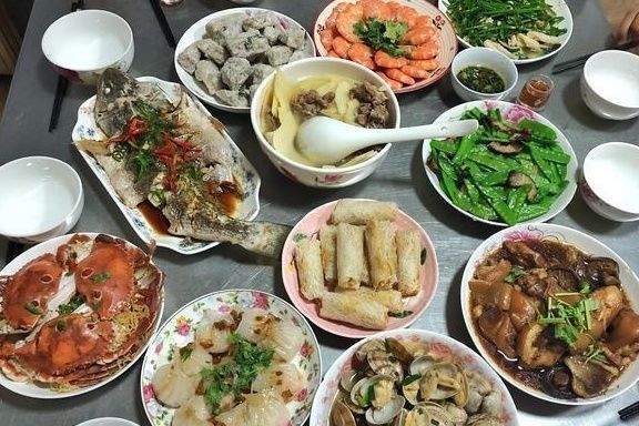 七夕外婆家聚餐，舅妈做了满满2桌菜，网友：还是农村好，真不错