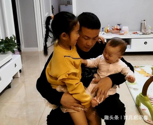 大宝|见爸爸抱弟弟玩,女儿小声问能抱抱我吗之后画面二胎妈妈泪目