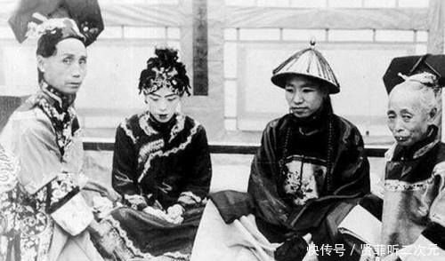 罕见|罕见老照片:人们坐缆车胆子太大,最后一张是清朝结婚照!