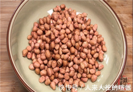 今天才知道,炒花生米不能先放油,教你饭店的诀窍,更香脆不返潮