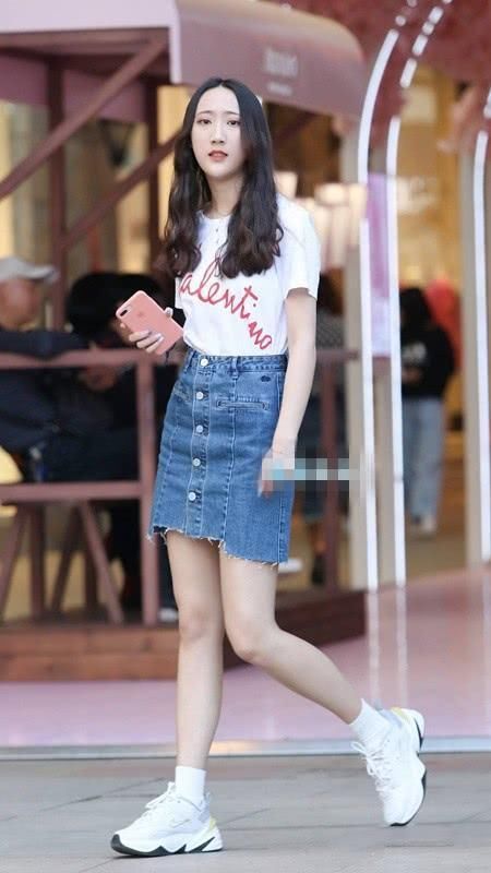 美女端庄大方的裙子搭配气质干练，清新细腻衬托出你的时尚感