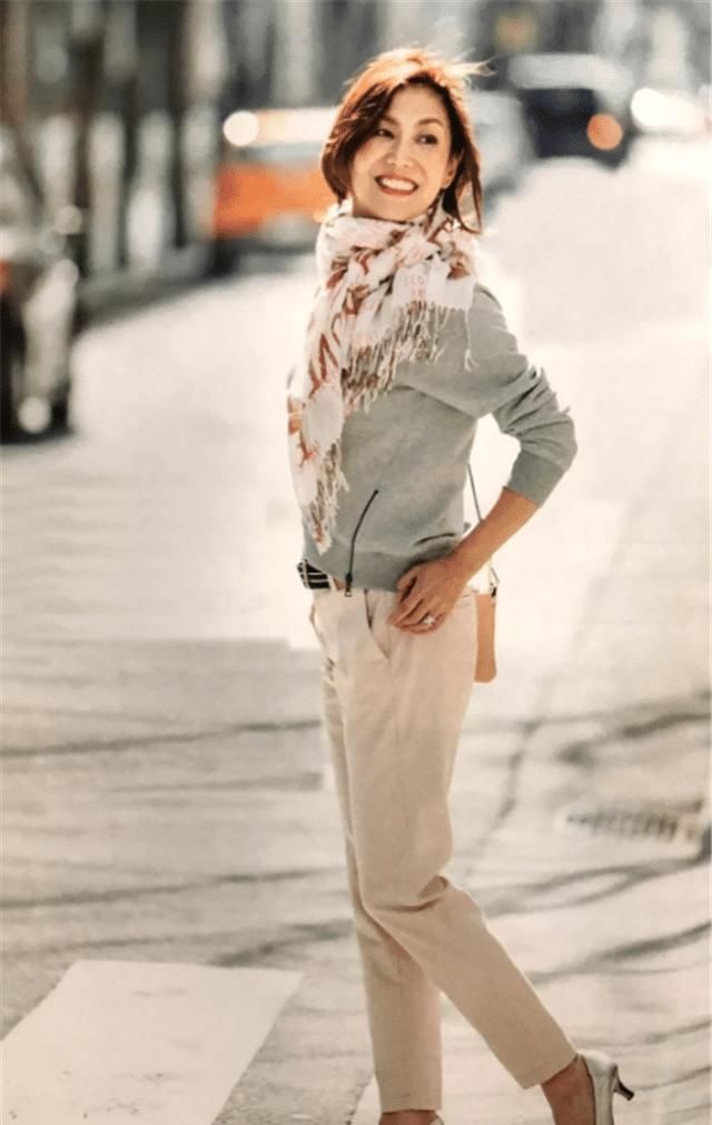 女人中年以后，穿衣打扮要“得体”，更要学会不装嫩不显老，共勉