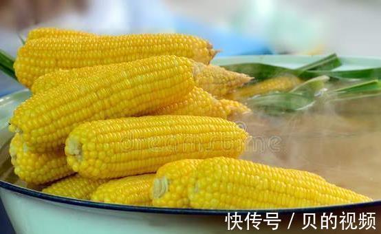 水煮|做水煮玉米,清水下锅是错的,放上这2味料,玉米又香又甜又软糯