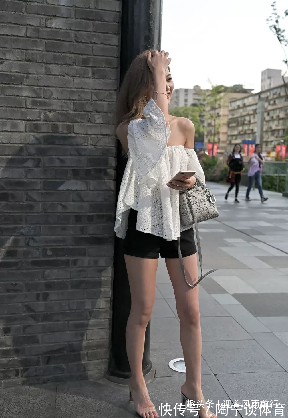 年轻姑娘 一字肩上衣+短裤+水晶高跟鞋,优雅大气充满青春活力