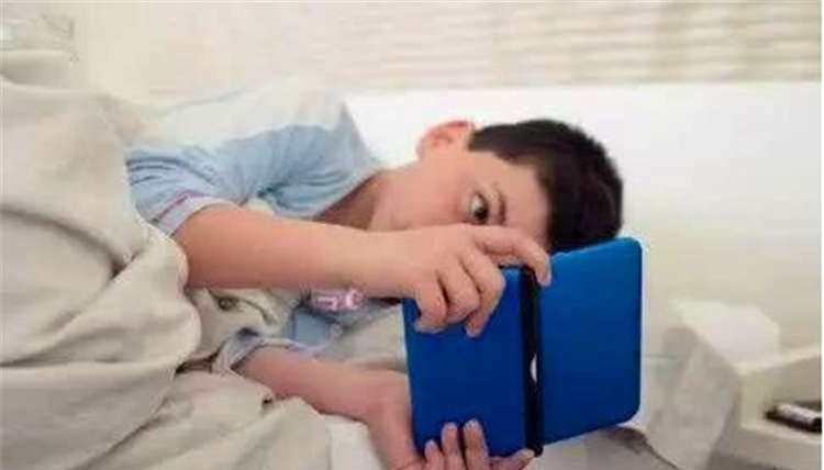 小天|11岁男童沉迷游戏,父母将手机扔到窗外,孩子的举动让父母崩溃