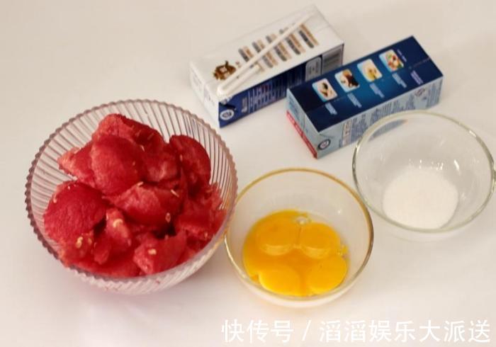 西瓜吃了几十年，如此做法第一次，女儿一口一感叹夏天真好！