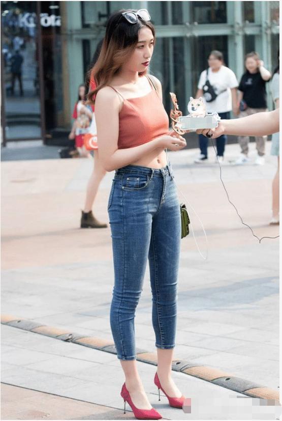 粉红色小吊带搭配九分紧身牛仔裤,时尚大气,彰显身材