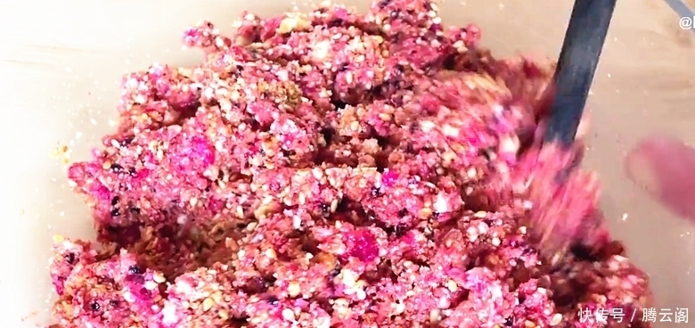 把火龙果倒入滚烫的开水中,瞬间变美食,孩子们就爱这样吃,真香