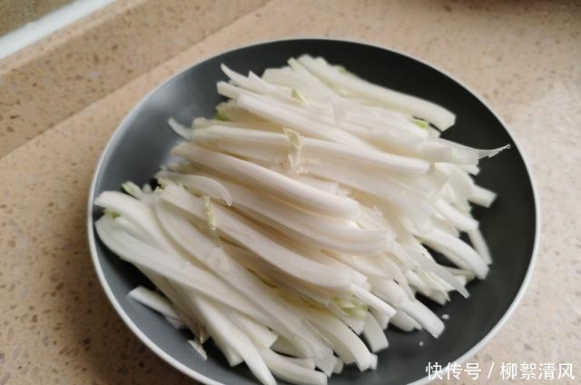 白菜帮这样做,清脆爽口又开胃,做法简单易学,太下饭了!
