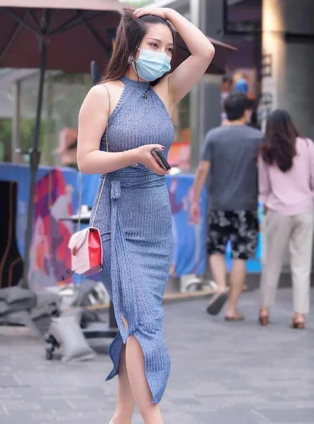 展现|紧身款连衣裙,完美展现微胖美女的身材和气质