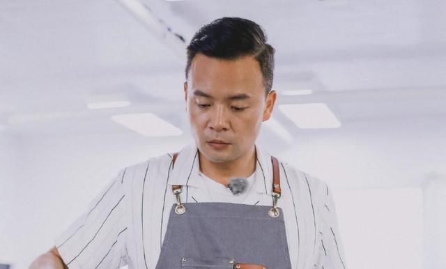 赵丽颖和林大厨矛盾升级,谁注意黄晓明的做法,完全不配当店长