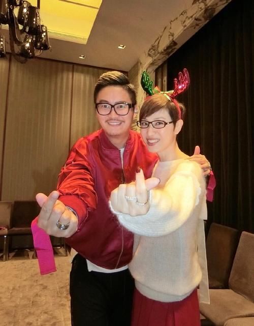 陈法蓉是气质型美女，穿彩色毛衣搭西裤，53岁也一样漂亮！