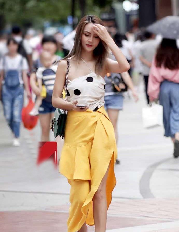 细腰|夏季的最佳穿搭,两位小姐姐穿着太清凉,细腰长腿抢眼十足