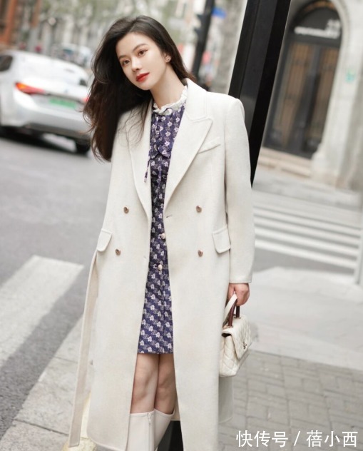 博主|大衣里面配什么才时髦?建议试试“大衣+连衣裙”,简约又撩人