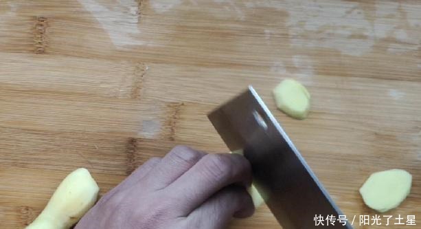 我们不需要一滴油或明火就能做出鲜香美味的电饭煲焖鸡