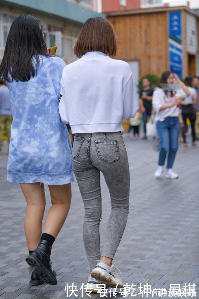 浅灰色|拉链款运动风卫衣，搭配牛仔裤，休闲又时尚