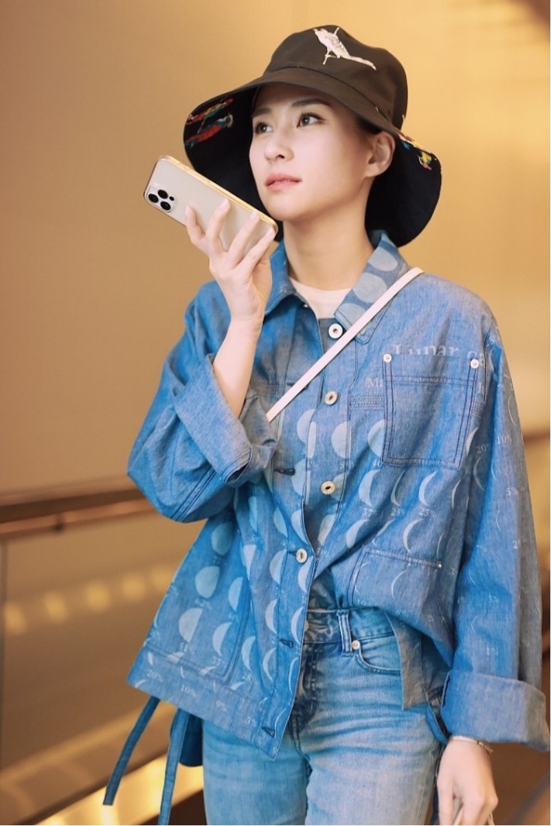 何超莲的长腿真长脸,穿牛仔衬衫配紧身牛仔裤高挑纤瘦,青春活力