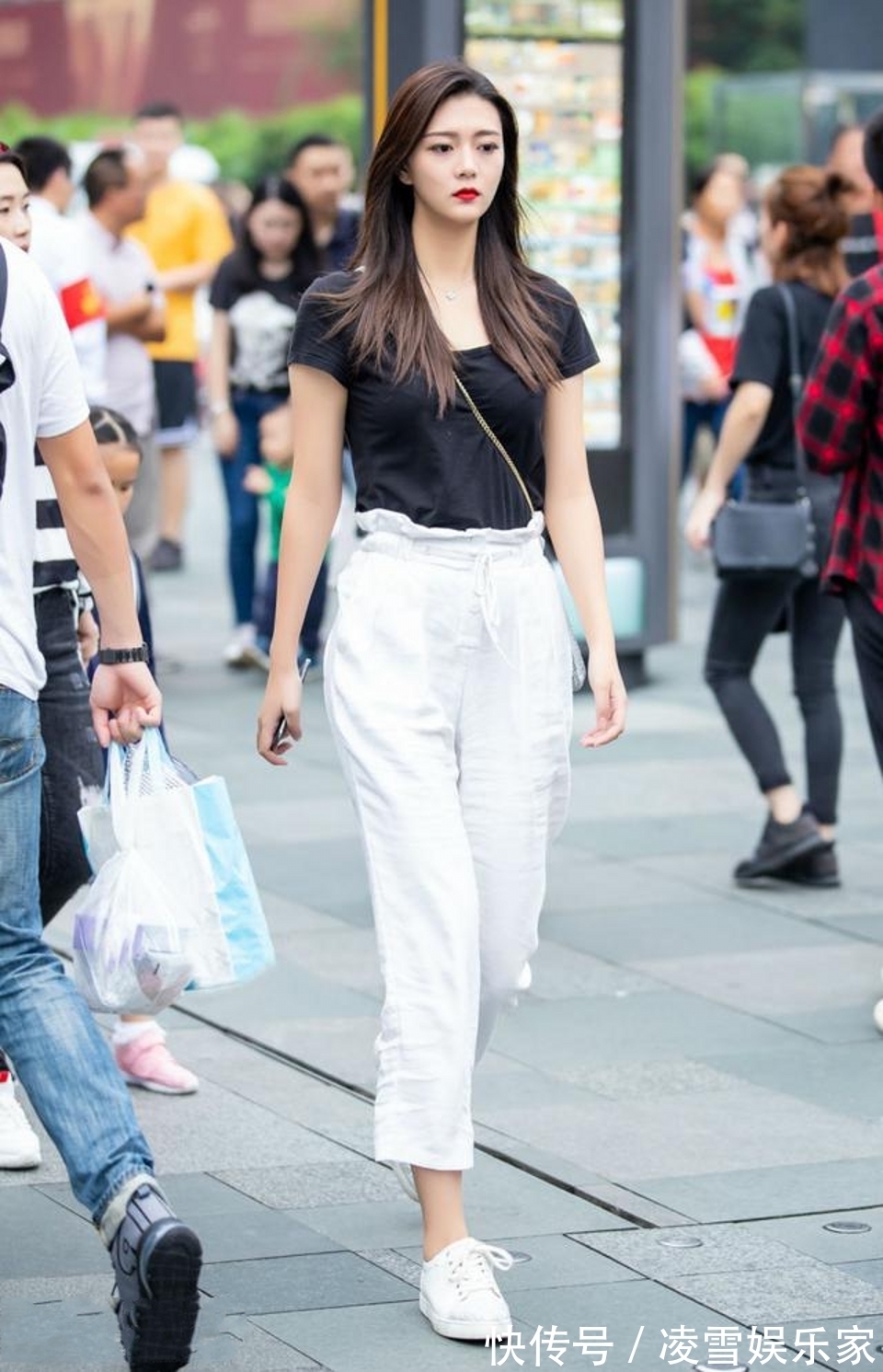 搭配|美女搭配简洁的连衣裙美丽大方,打造出窈窕身材