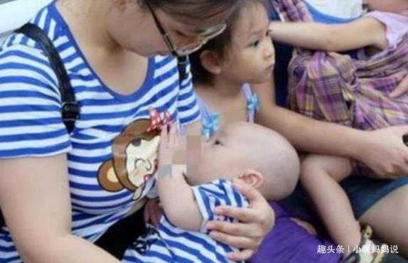哺乳|公交车上宝妈当众哺乳,被老人破口大骂没素质,宝妈怒怼乘客叫好