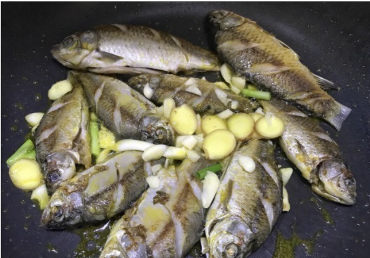 鲫鱼|饭店大厨:烧鲫鱼时,很多人做错了这2步,导致鱼肉不入味,还腥