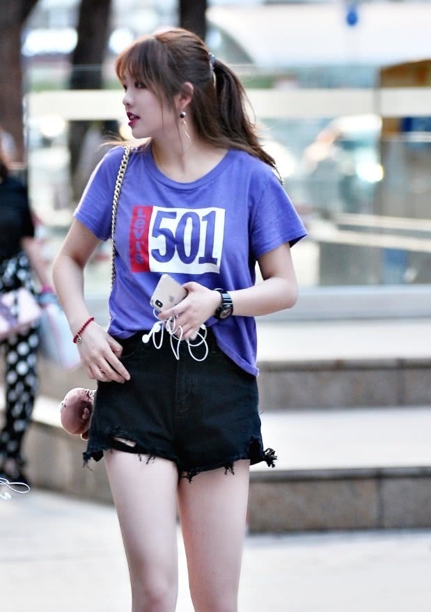 高跟鞋 新的牛仔裤“左边比右边就多一岁”,搭配红色高跟真的是绝配!