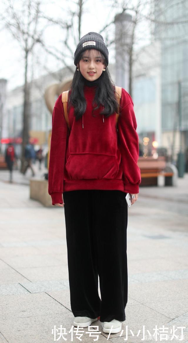 还穿什么牛仔裤这条“绒绒裤”才是深秋扛把子,高级时髦又显贵
