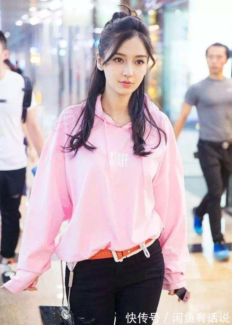 机场 baby走机场不低调,从头到脚都是大牌,还拎20万包一看就是富婆