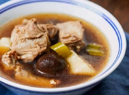 炖排骨时，千万别先下锅焯水，学会这2招，排骨鲜嫩无腥味！