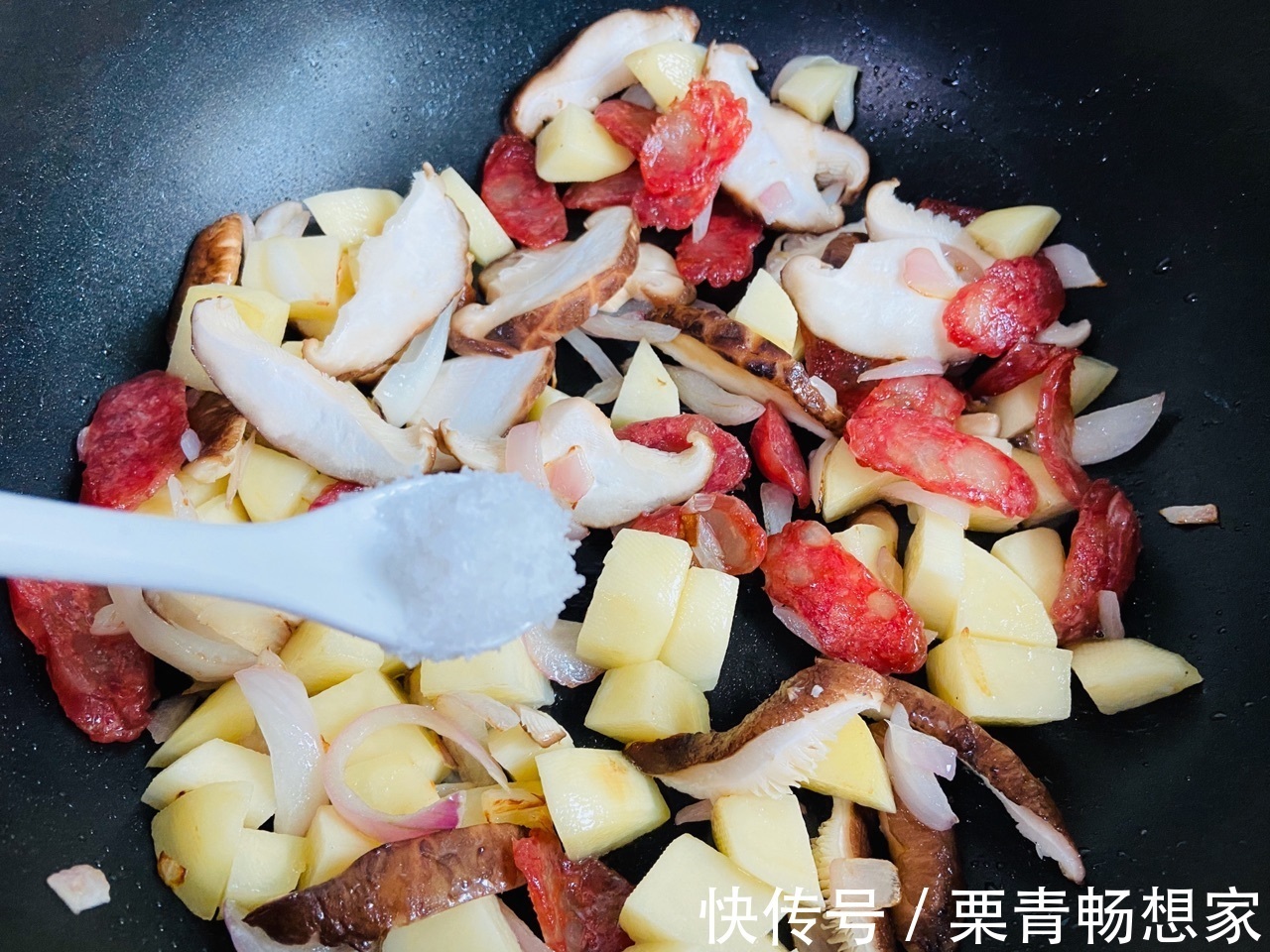 香菇土豆腊肠焖饭，美味好吃，健康有营养