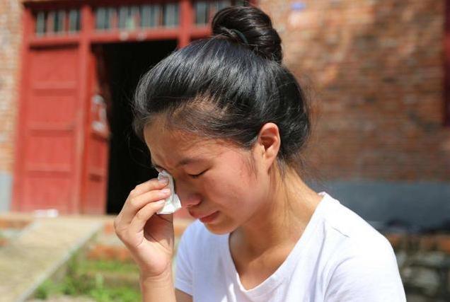 小可|4岁女儿独睡2米大床,却和妈妈说“很挤”,宝妈查看监控后大哭