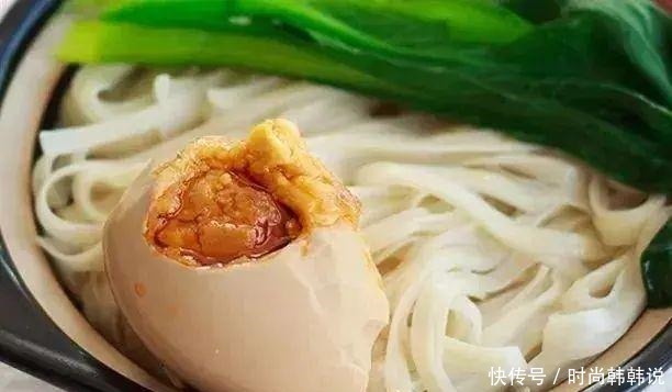 央视报道过一戳就流油的海鸭蛋,这流出来的“油”能吃吗