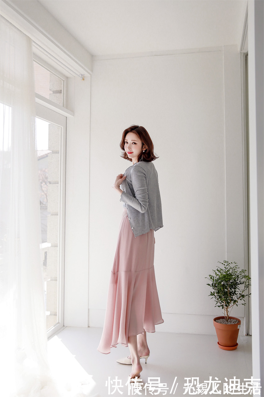 美女 穿过膝长裙的美女模特,端庄优雅的气质很迷人