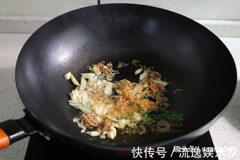 问了大厨才知道，虎皮尖椒多加一味料，外脆内软，鲜香麻辣